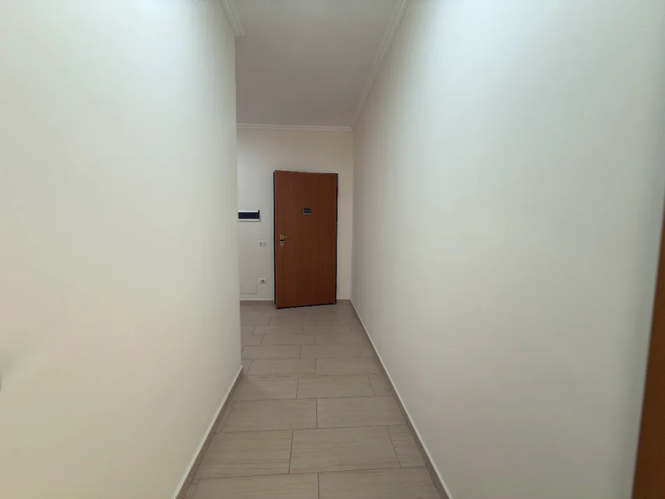Tirane, jepet me qera apartament 2+1+Ballkon Kati 6, 125 m² 1.000 € (9 Katëshet)