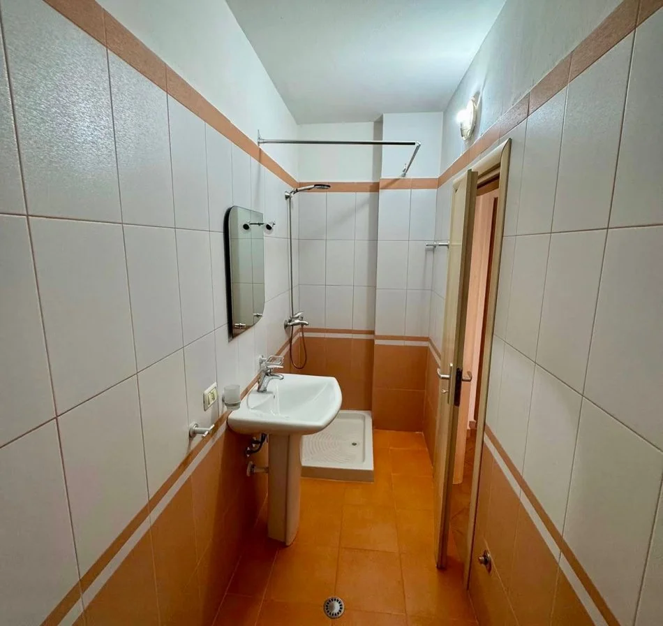 Durres, jepet me qera apartament 2+1+Ballkon Kati 5, 110 m² 350 € (Gjykata Durres)