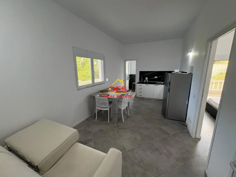 Vlore, jepet me qera Vile Kati 0, 250 m² 1.200 € (Rruga Stefan Pano)