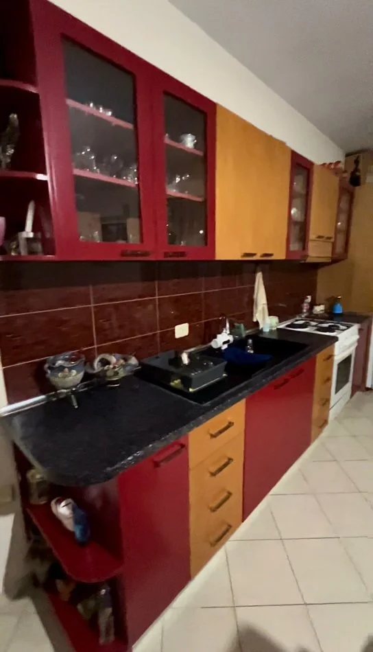 Tirane, jepet me qera apartament 1+1+Aneks+Ballkon Kati 5, 75 m² 450 € (Kristal Center)