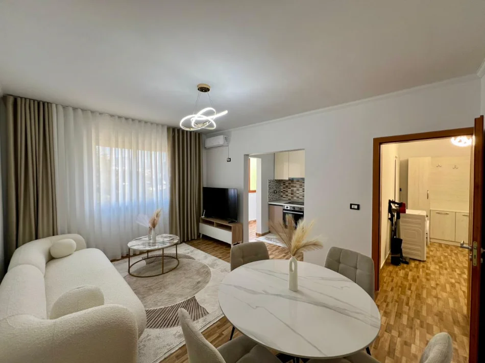 Tirane, jepet me qera apartament 1+1 Kati 3, 70 m² 450 € (Allias)