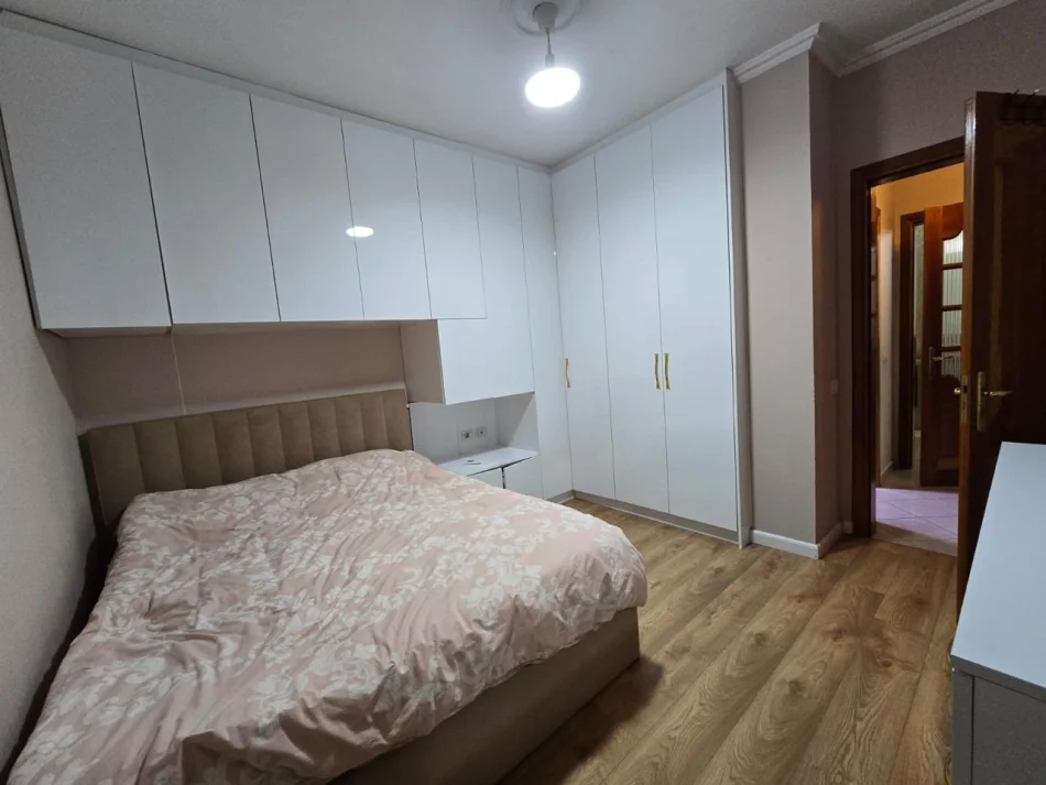 Tirane, jepet me qera apartament 2+1 , 110 m² 800 € (Rruga e Kavajes)