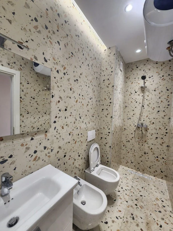 Tirane, jepet me qera apartament 1+1+Ballkon , 65 m² 400 € (River Residence)