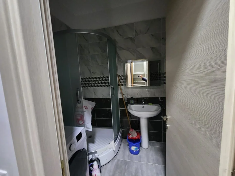 Tirane, jepet me qera apartament 1+1+Ballkon Kati 2, 60 m² 570 € (Komuna Parisit)