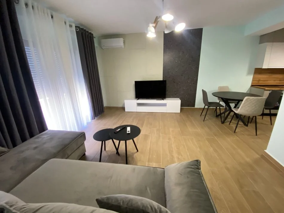 Tirane, jepet me qera apartament 1+1+Ballkon Kati 4, 60 m² 500 € (Kodra E Diellit)