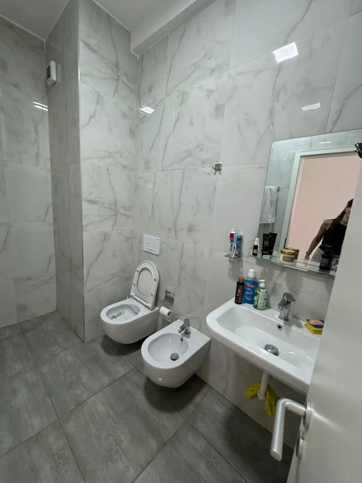 Tirane, jepet me qera apartament 2+1+Ballkon Kati 4, 97 m² 700 € (Rruga ndre mjeda)