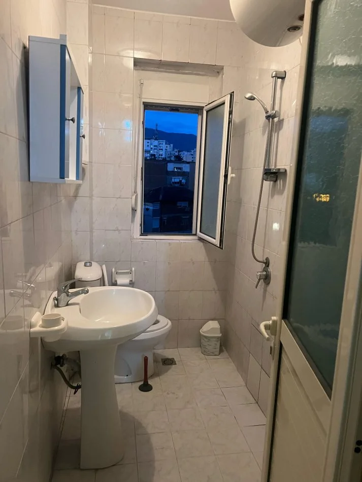 Tirane, jepet me qera apartament 2+1+Ballkon Kati 5, 87 m² 45.000 € (Rruga Panorama)