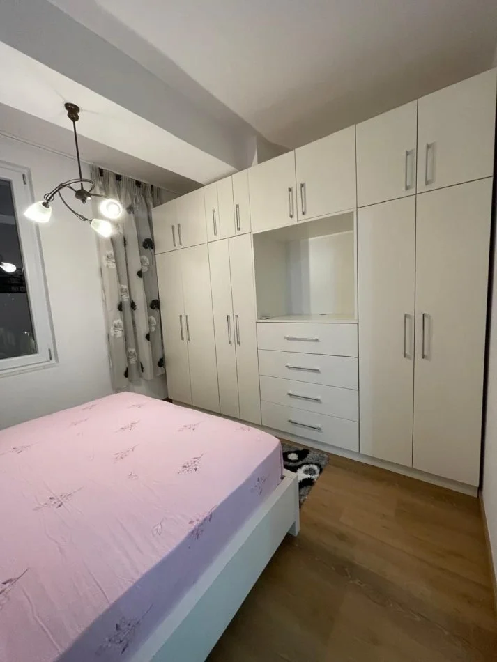 Tirane, jepet me qera apartament 1+1 Kati 4, 55 m² 450 € (Brryli)