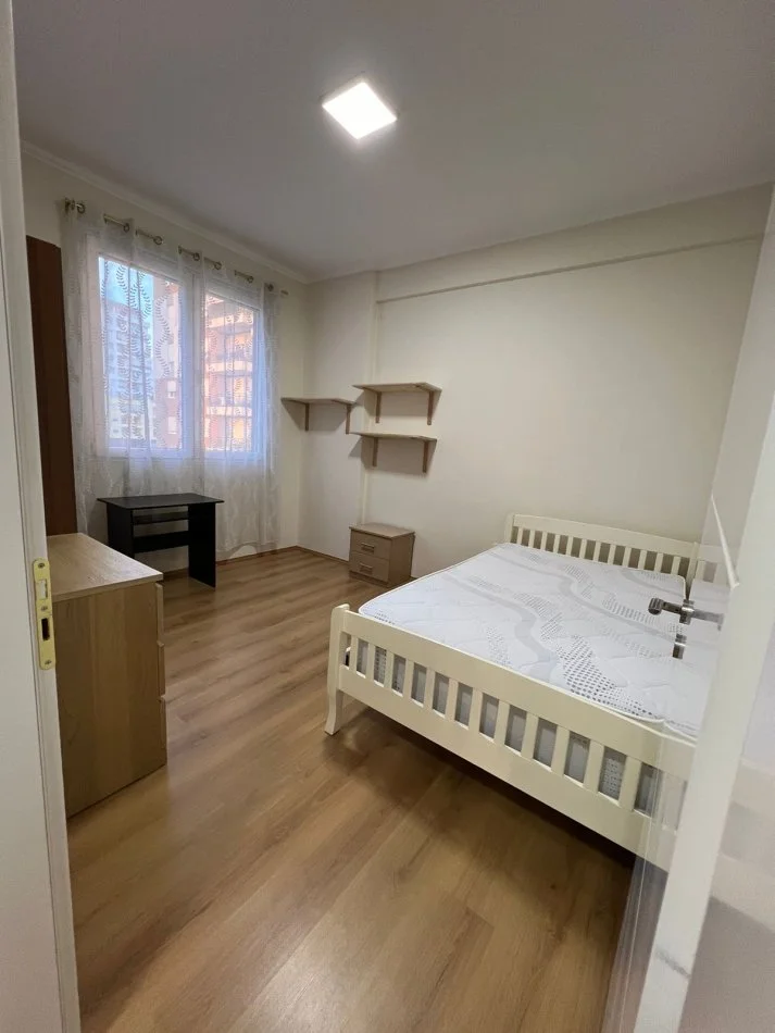 Tirane, jepet me qera apartament 2+1+Ballkon Kati 3, 95 m² 600 € (Ish fusha aviacionit)