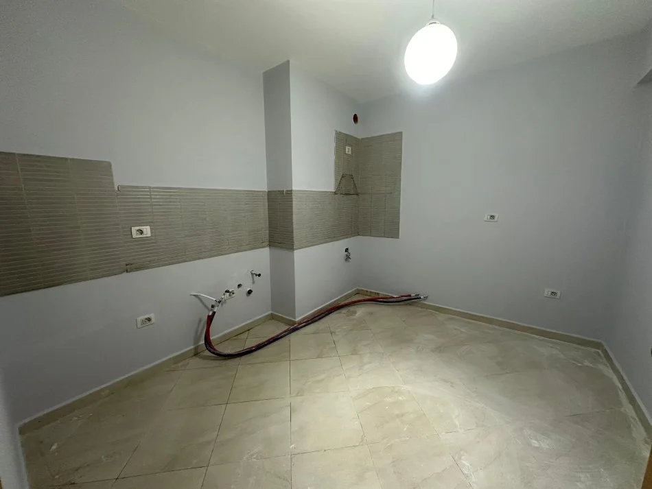 Tirane, jepet me qera apartament 2+1+Ballkon Kati 3, 125 m² 600 € (QIRA APARTAMENT PER ZYRA OSE BANIM)