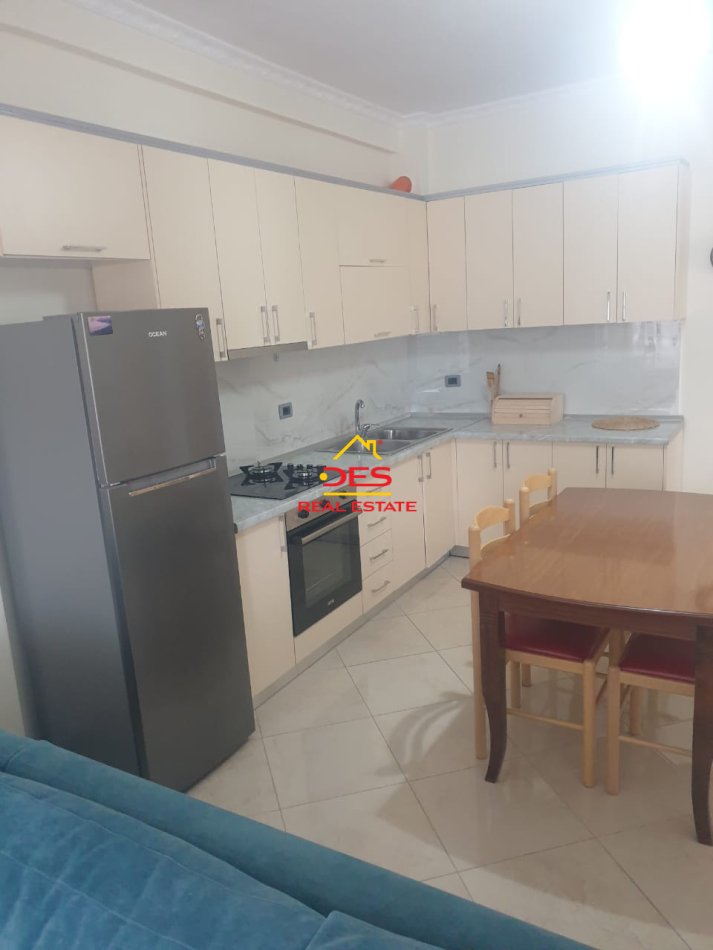 Vlore, jepet me qera apartament 2+1+Ballkon Kati 6, 100 m² 500 € (Rruga Sadik Zotaj)