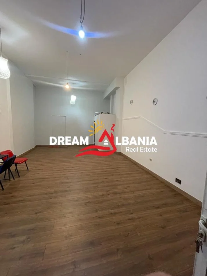 Tirane, jepet me qera zyre , 62 m² 350 € (Ish Parku)