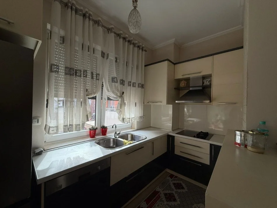 Tirane, jepet me qera apartament 1+1+Ballkon Kati 4, 80 m² 700 € (JEPET APARTAMENT 1+1 ME QIRA QENDER)