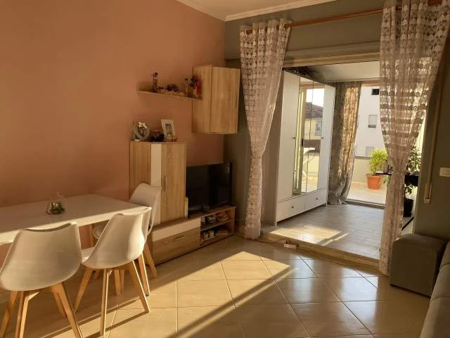 Qendra kristal center komuna e parisit jepet me qera apartament 1+1