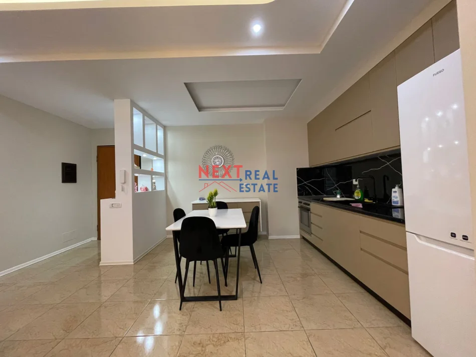 Vlore, jepet me qera apartament 2+1+Ballkon , 700 € (LUNGOMARE)