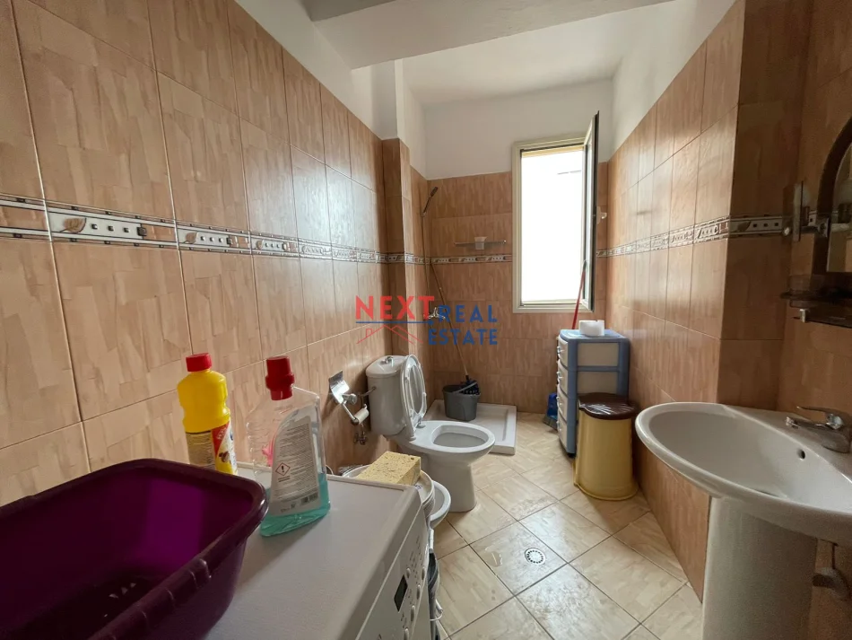 Vlore, jepet me qera apartament 2+1+Ballkon , 450 € (Perballe shkolles “Jani Minga”)