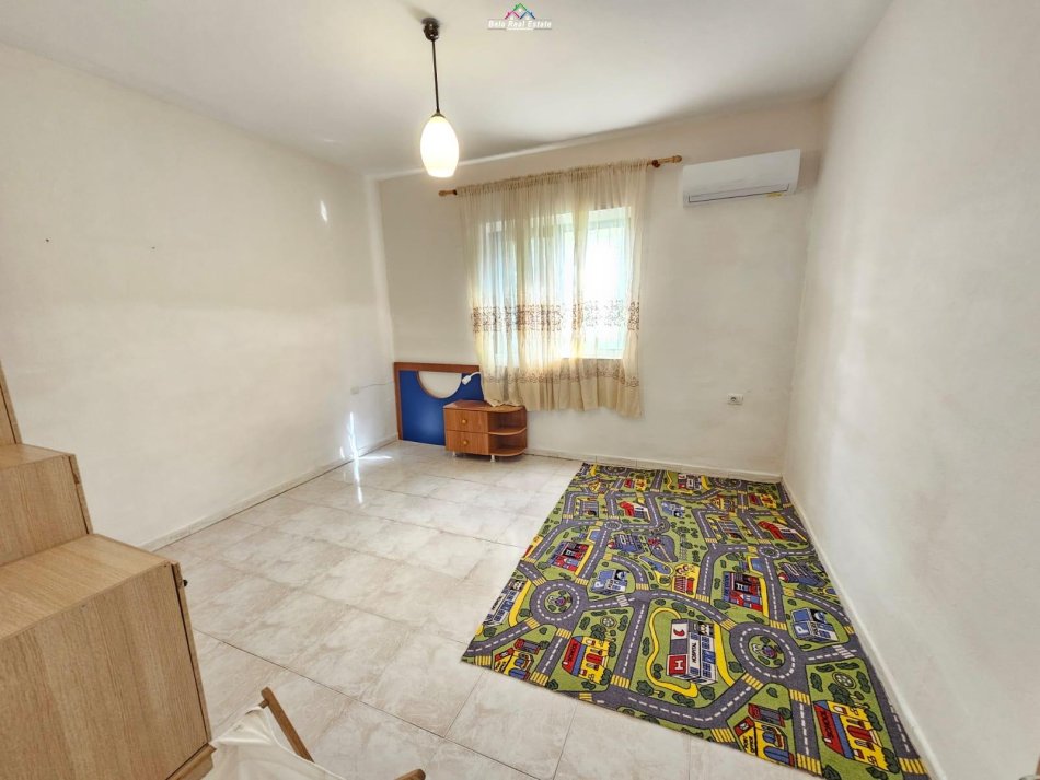 Tirane, jepet me qera Vile 3+1 Kati 1, 135 m² 500 € (tregu elektrik)