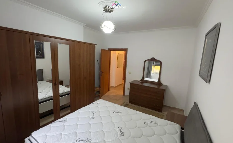 Tirane, jepet me qera apartament 1+1 Kati 3, 70 m² 700 € (Qender)