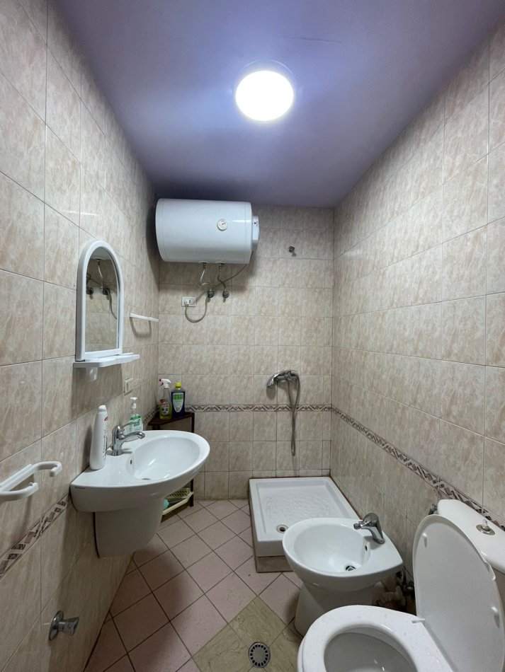 Tirane, jepet me qera apartament 1+1+Ballkon Kati 3, 65 m² 600 € (RRUGA E DURRESIT)
