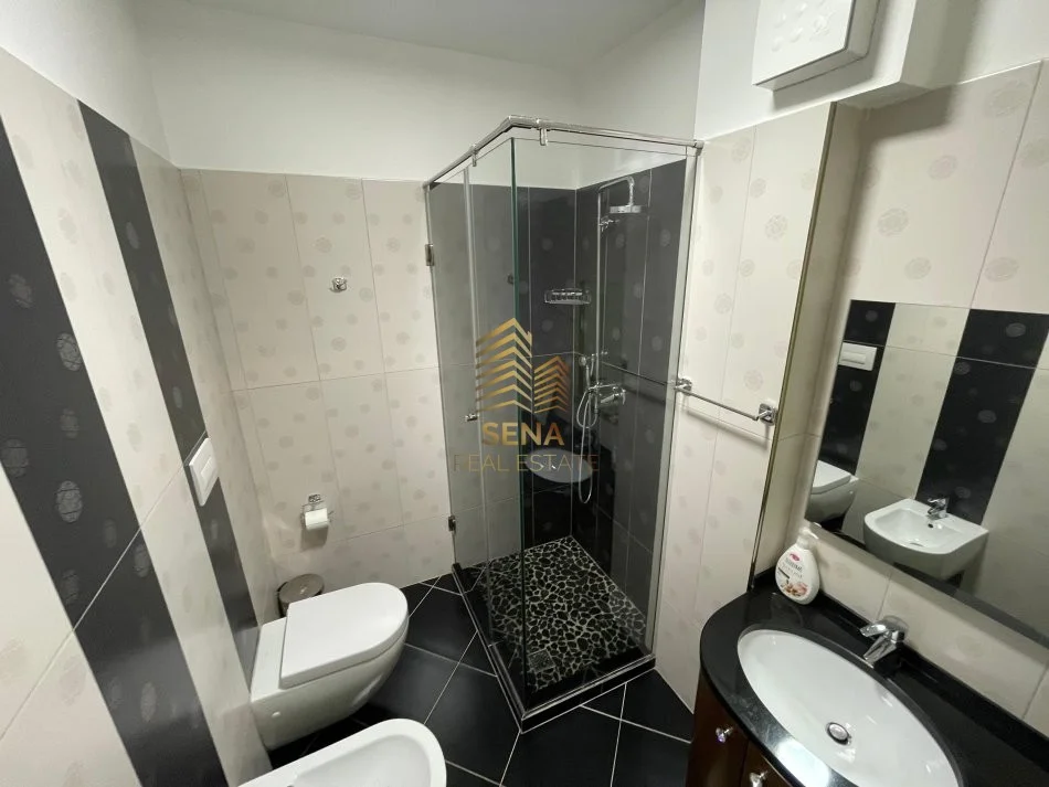 Tirane, jepet me qera apartament 3+1+Ballkon Kati 5, 126 m² 900 € (Liqeni i Thate)