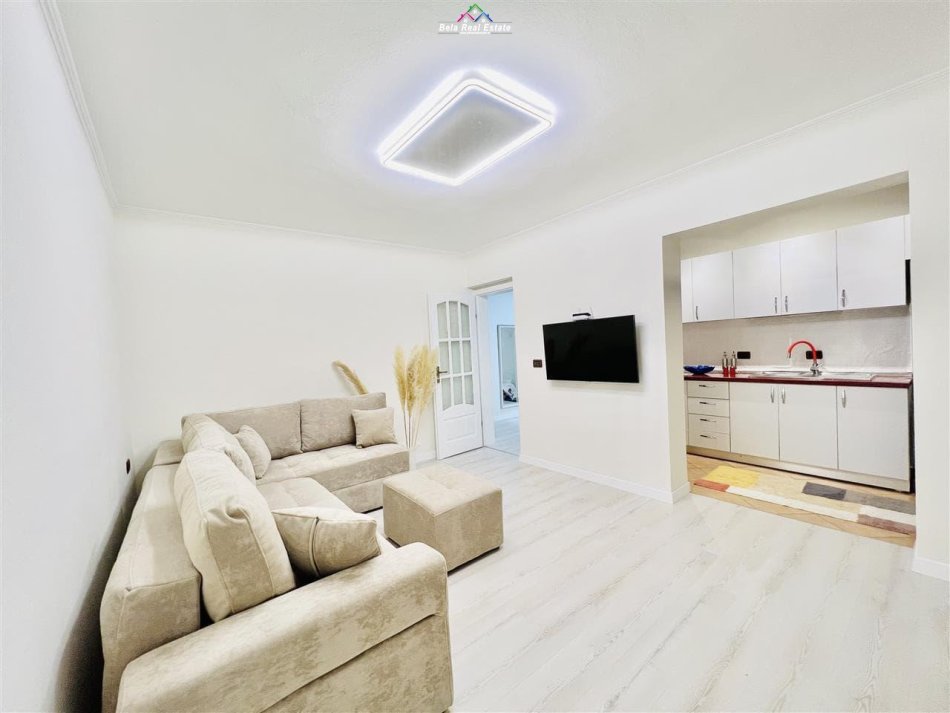 Tirane, jepet me qera apartament 1+1+Ballkon Kati 3, 65 m² 550 € (gjik kuqali)