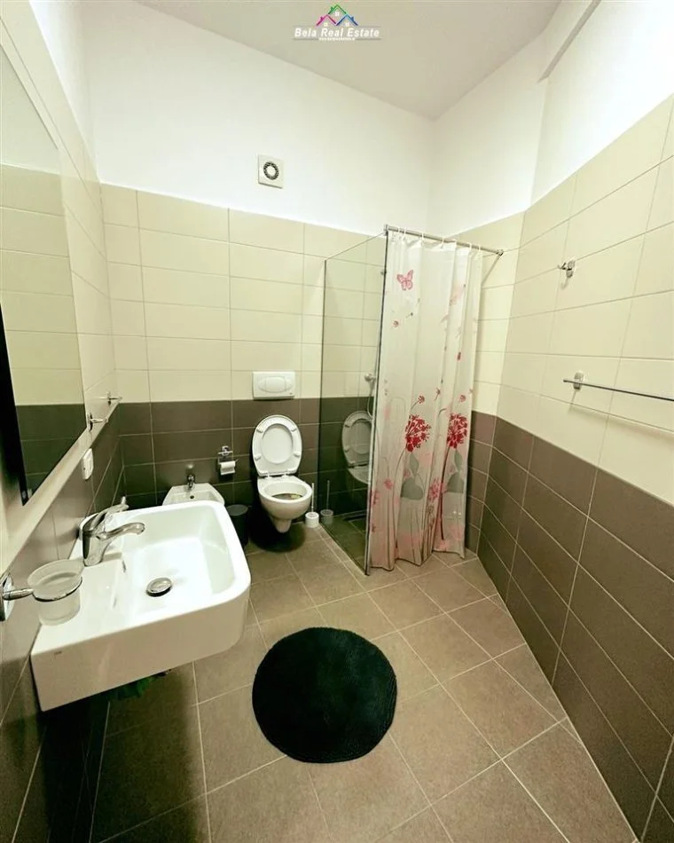 Tirane, jepet me qera apartament 2+1+Ballkon, Kati 8, 120 m² 700 € (Kompleksi Kontakt)