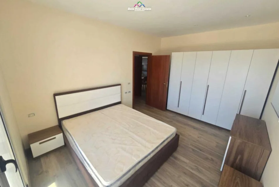 Tirane, jepet me qera apartament 3+1 Kati 6, 160 m² 1.400 € (bulevardi zhan dark)