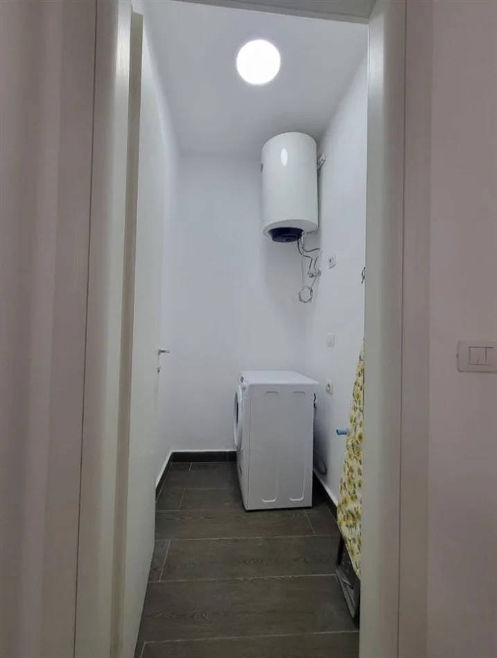 Tirane, jepet me qera apartament 1+1+Ballkon Kati 4, 75 m² 575 € (Xhanfize Keko)