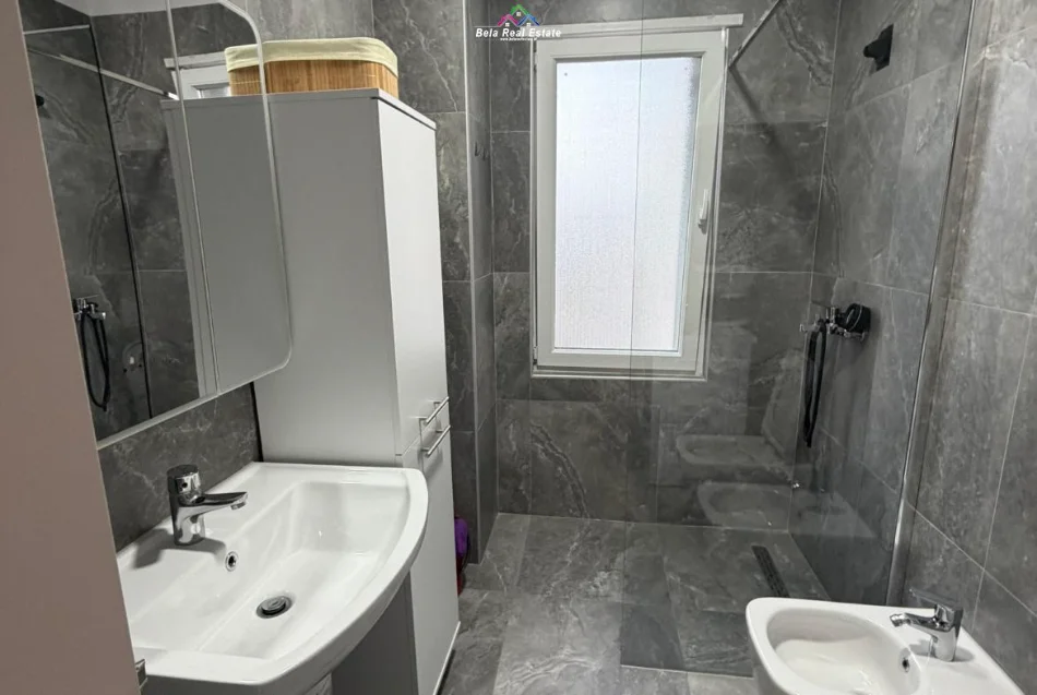 Tirane, jepet me qera apartament 1+1+Ballkon Kati 4, 60 m² 570 € (univers city)