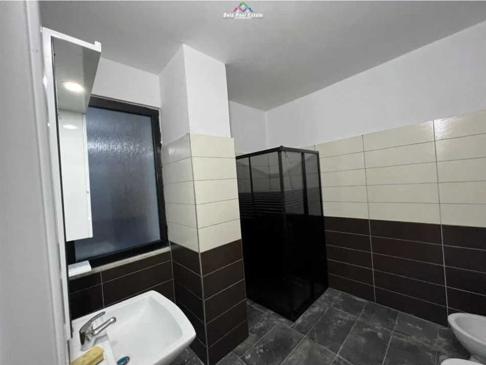 Tirane, jepet me qera apartament 2+1+Ballkon Kati 7, 112 m² 400 € (Kamez, Bulevardi Blu)