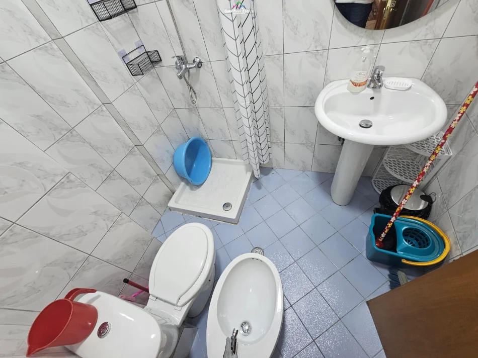 Tirane, jepet me qera apartament 2+1 Kati 5, 90 m² 680 € (frosina plaku)