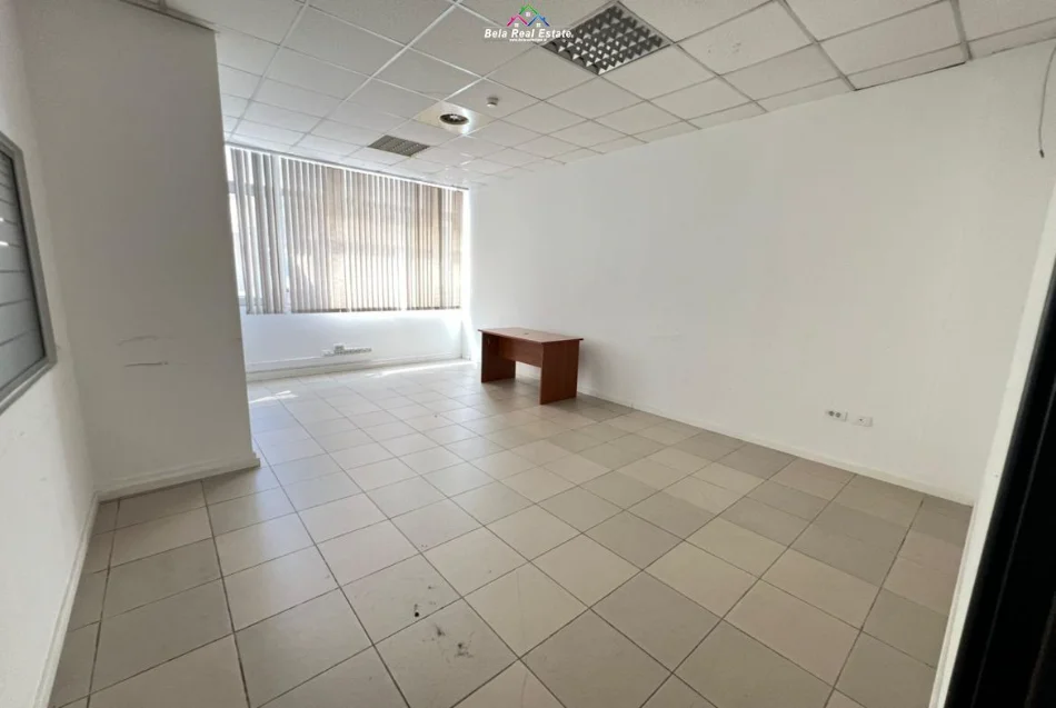 Tirane, jepet me qera zyre Kati 1, 500 m² 7.000 € (stadiumi dinamo)