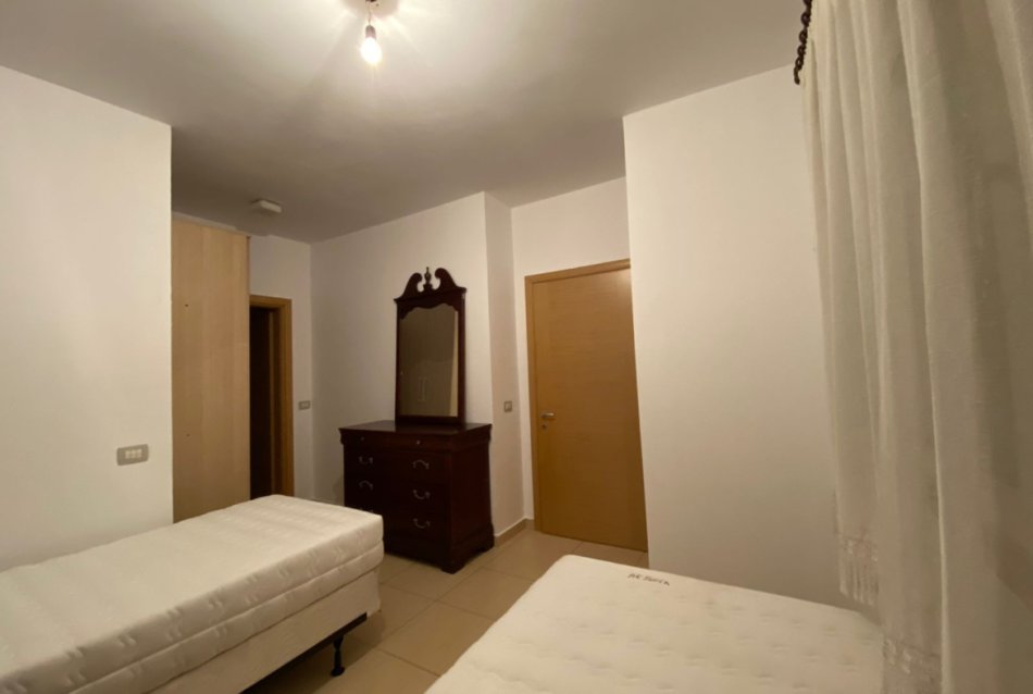 Tirane, jepet me qera apartament 2+1+Ballkon Kati 5, 100 m² 600 € (Selvia)