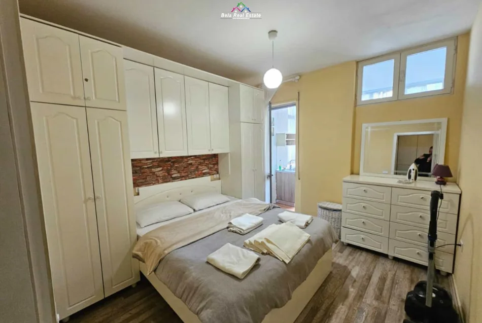 Tirane, jepet me qera apartament 1+1+Ballkon Kati 4, 600 € (Selvia)