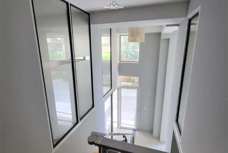 Tirane, jepet me qera zyre Kati 0, 150 m² 1.500 € (rruga e kavajes)