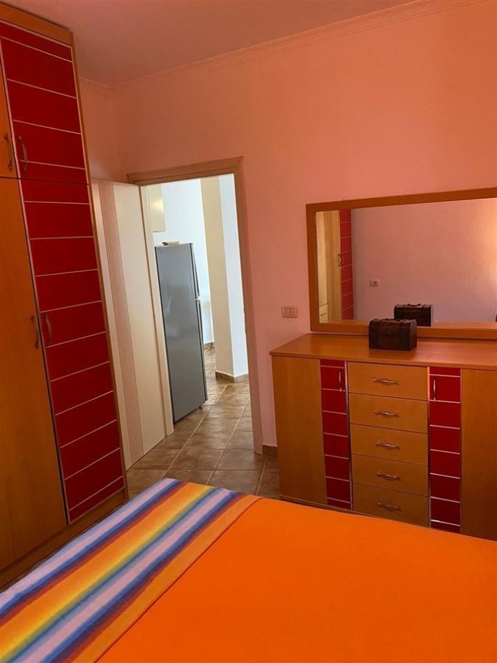 Tirane, jepet me qera apartament 1+1+Ballkon, Kati 3, 70 m² 350 € (fresku)