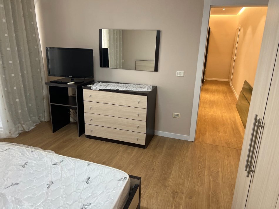 Tirane, jepet me qera apartament 1+1+Ballkon Kati 5, 78 m² 550 € (todi shkurti)
