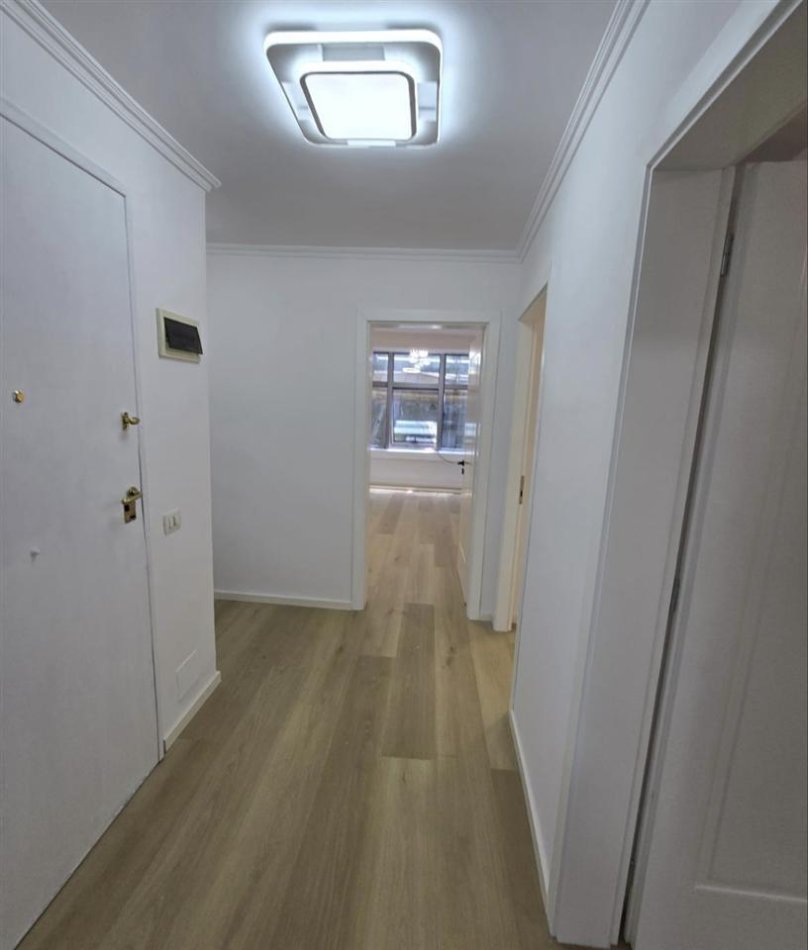 Tirane, jepet me qera zyre Kati 2, 75 m² 650 € (21 dhjetori)
