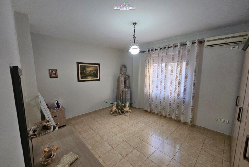 Tirane, jepet me qera apartament 3+1 Kati 2, 140 m² 700 € (Rruga Aleksander Moisiu)