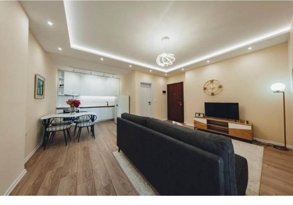 Tirane, jepet me qera apartament 1+1 Kati 4, 60 m² 650 € (Rruga Islam Alla)