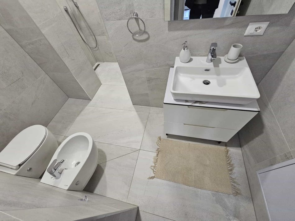 Tirane, jepet me qera apartament 2+1 Kati 0, 90 m² 1.200 € (Liqeni i thate)