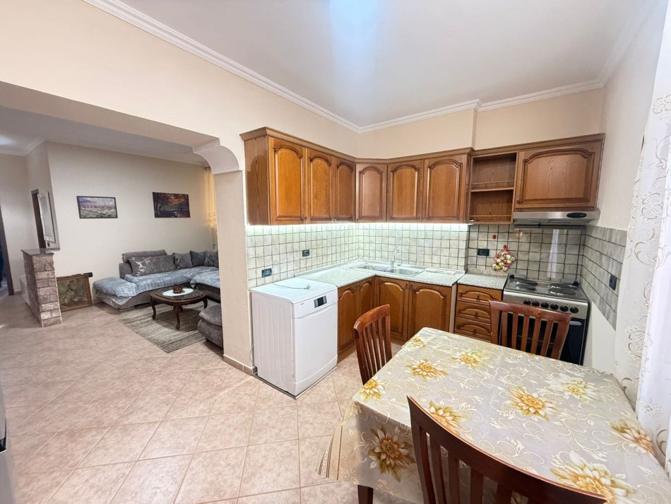 Tirane, jepet me qera apartament 1+1+Ballkon Kati 1, 65 m² 600 € (hoxha tahsim)