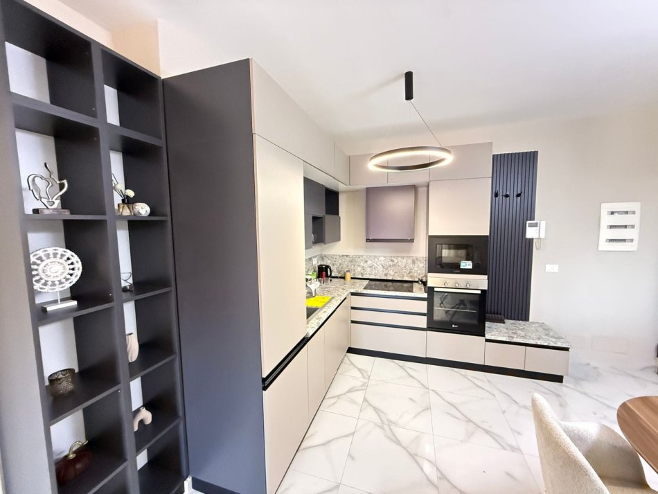 Tirane, jepet me qera apartament 3+1+Ballkon Kati 15, 130 m² 1.900 € (garden buildig)