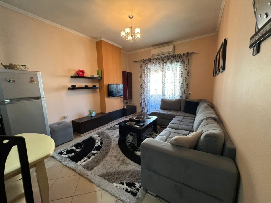 Tirane, jepet me qera apartament 1+1 Kati 7, 55 m² 400 € (Rruga Tom Plezha)