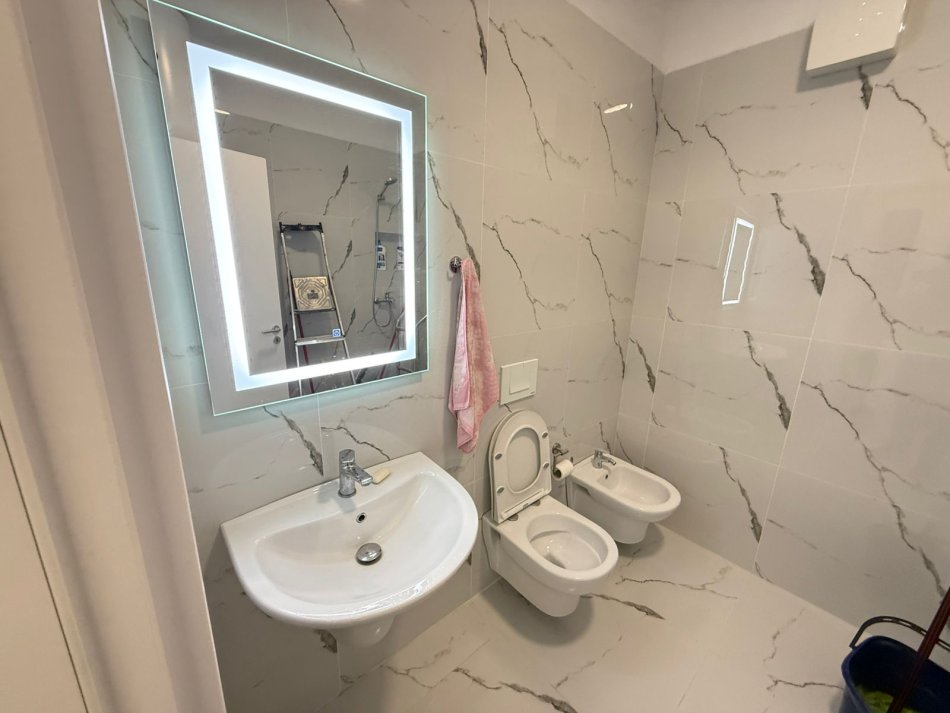 Tirane, jepet me qera apartament 1+1 Kati 1, 67 m² 720 € (Rruga Hysni Gerbolli)