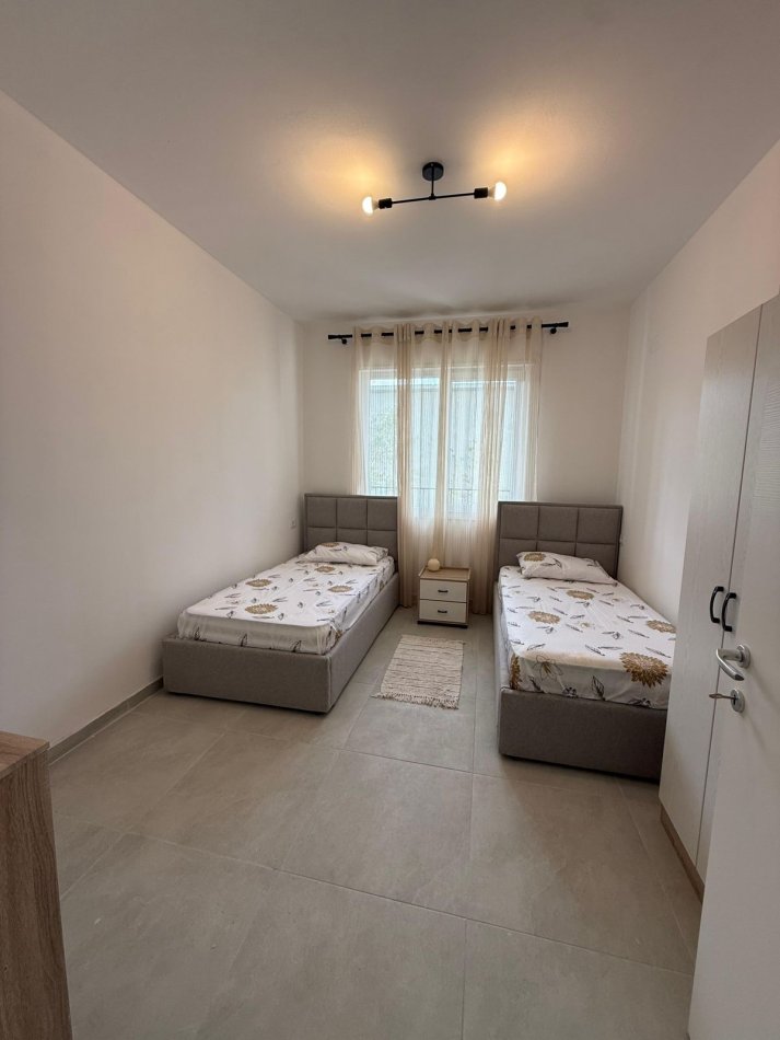 Tirane, jepet me qera apartament 2+1+Ballkon Kati 1, 84 m² 550 € (Univers City)