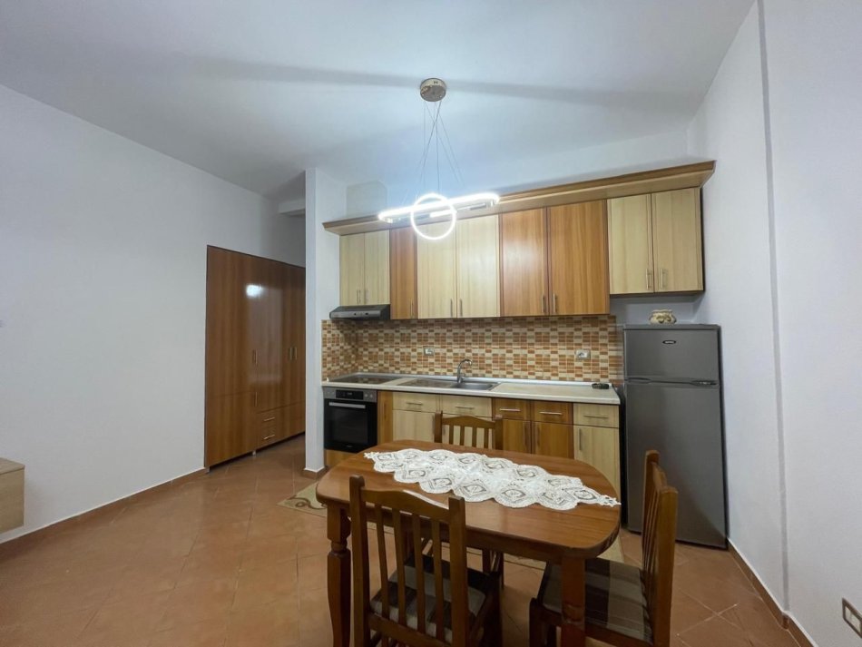 Tirane, jepet me qera apartament 1+1+Ballkon Kati 1, 660 m² 500 € (Inxhinieria Ndertimit)