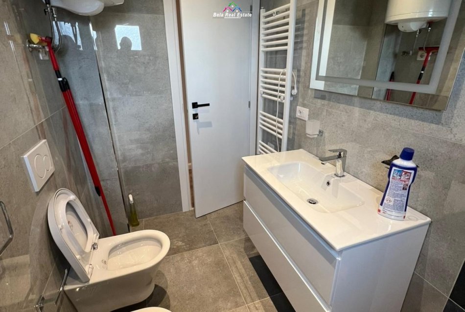 Tirane, jepet me qera apartament 2+1 Kati 7, 84 m² 700 € (Rruga Andrea Kushi)