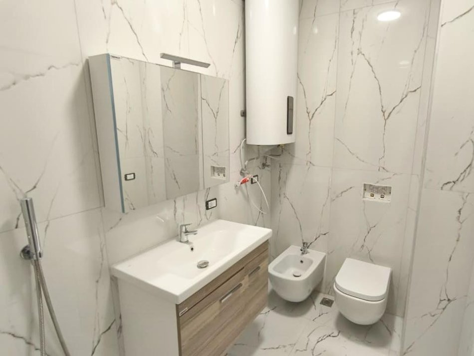 Tirane, jepet me qera apartament 2+1+Aneks+Ballkon Kati 7, 101 m² 670 € (Rruga e Dafinave)