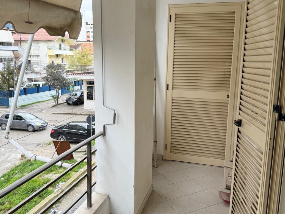 Tirane, jepet me qera apartament 2+1+Ballkon Kati 2, 95 m² 520 € (Rruga Loni Ligori)
